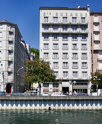 Hotel Lourdes, Restaurant Lourdes, Grotte de Lourdes : l'H�tel Sainte Suzanne � Lourdes, � proximit� de la Grotte de Lourdes, est un hotel 3 etoiles qui se situe au coeur de Lourdes, � 3 mn de la Grotte, au bord du Gave de Lourdes, proche du Sanctuaire.